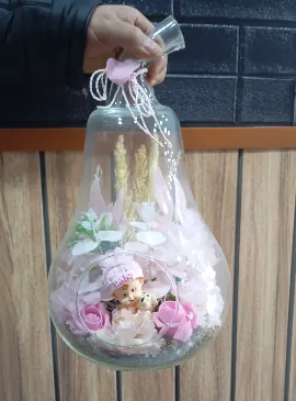 Armut Desenli Camda Kız Bebek Figürlü Pembe Hoş Geldin Bebek Teraryumu